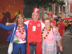 Ruth und Anne mit Fu�ballfan